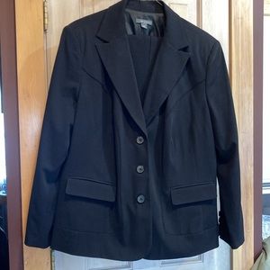 Apt 9 Woman black suit (pants). Single breasted, piping detail, 3 button.